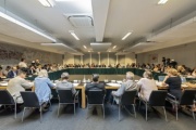 Blick Richtung SitzungsteilnehmerInnen und dem Ausschussvorsitz von Nationalratspräsicnet Wolfgang Sobotka (V) (Mitte)