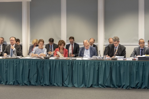 Blick Richtung SitzungsteilnehmerInnen und dem Ausschussvorsitz von Nationalratspräsicnet Wolfgang Sobotka (V) (3. von rechts)