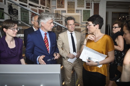 Von links: Researcher SORA Evelyn Hacker, Parlamentsdirektor Harald Dossi, ORF Mitarbeiter Tarek Leitner, Direktorin Haus der Geschichte Österreich Monika Sommer