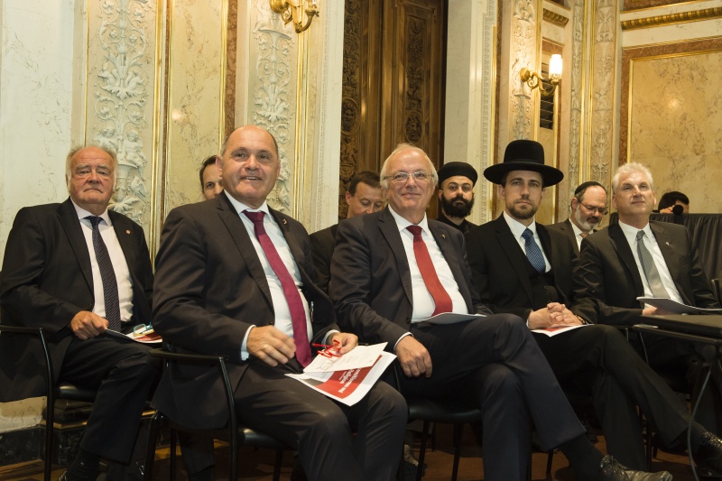 Erste Reihe von links: Nationalratspräsident Wolfgang Sobotka (V) mit Religionsvertretern