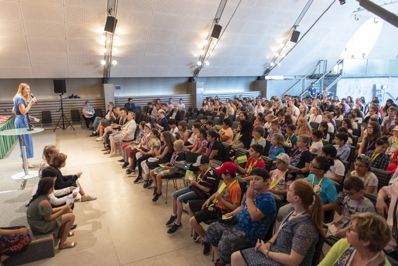 Ehrung der Schulklassen, welche vier mal an Demokratiewerkstätten oder Workshops teilgenommen haben. Blick Richtung VeranstaltungsteilnehmerInnen