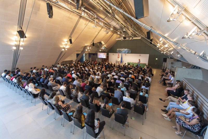 Ehrung der Schulklassen, welche vier mal an Demokratiewerkstätten oder Workshops teilgenommen haben. Blick Richtung VeranstaltungsteilnehmerInnen