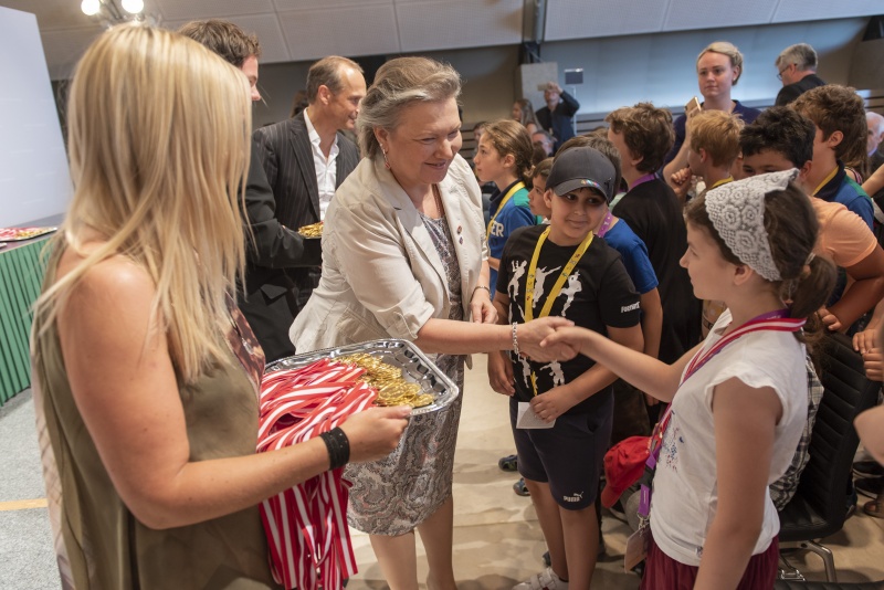 Dritte Präsidentin des Nationalrates Anneliese Kitzmüller (F) bei der Übergabe der Schulklassen-Profi-Medaillen