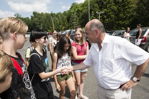 Nationalratspräsident Wolfgang Sobotka (V) begrüßt die österreichischen Schüler