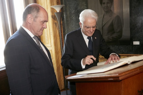 Eintrag in das Gästebuch; Von links: Nationalratspräsident Wolfgang Sobotka (V), Staatspräsident der Republik Italien Sergio Mattarella