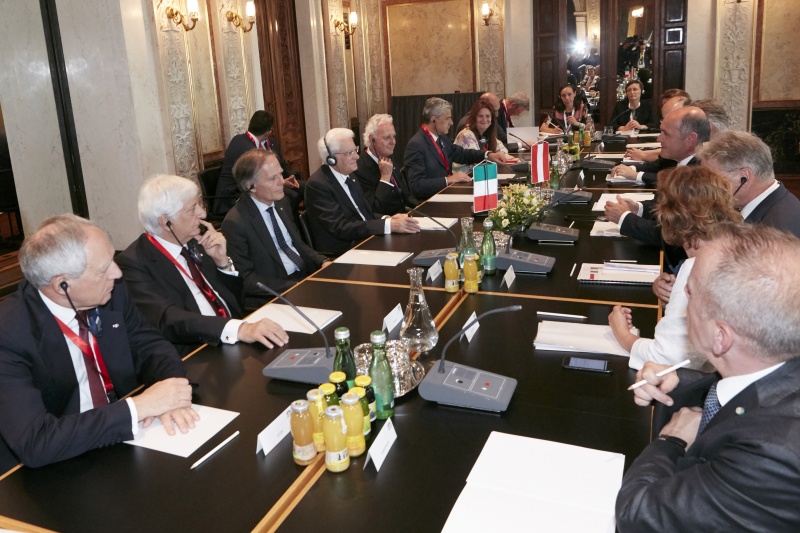 Aussprache. Linke Tischhälfte: Italienische Delegation unter der Leitung des Staatspräsidenten der Republik Italien Sergio Mattarella ( 4. von links). Rechte Tischhälfte: Österreichische Delegation unter der Leitung von Nationalratspräsident Wolfgang Sobotka (V) (4. von rechts)