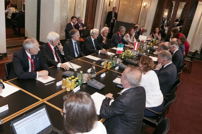 Aussprache. Linke Tischhälfte: Italienische Delegation unter der Leitung des Staatspräsidenten der Republik Italien Sergio Mattarella ( 4. von links). Rechte Tischhälfte: Österreichische Delegation unter der Leitung von Nationalratspräsident Wolfgang Sobotka (V) (5. von rechts)