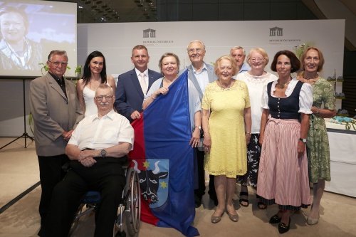 Gruppenfoto mit der Dritten Nationalratspräsidentin Anneliese Kitzmüller (F) und Norbert Kapeller, VLÖ