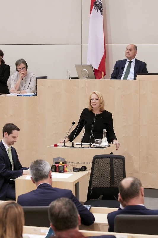 Am Rednerpult: Zweite Nationalratspräsidentin Doris Bures (S)