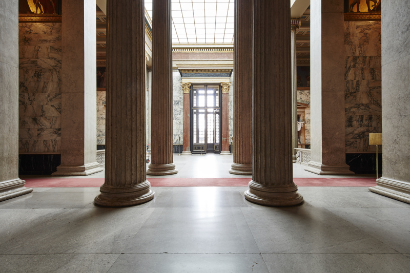 Blick von der Säulenhalle in das Obere Vestibül