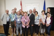 Bundesratspräsident Karl Bader (V) mit den BesucherInnen aus Rohrbach an der Gölsen
