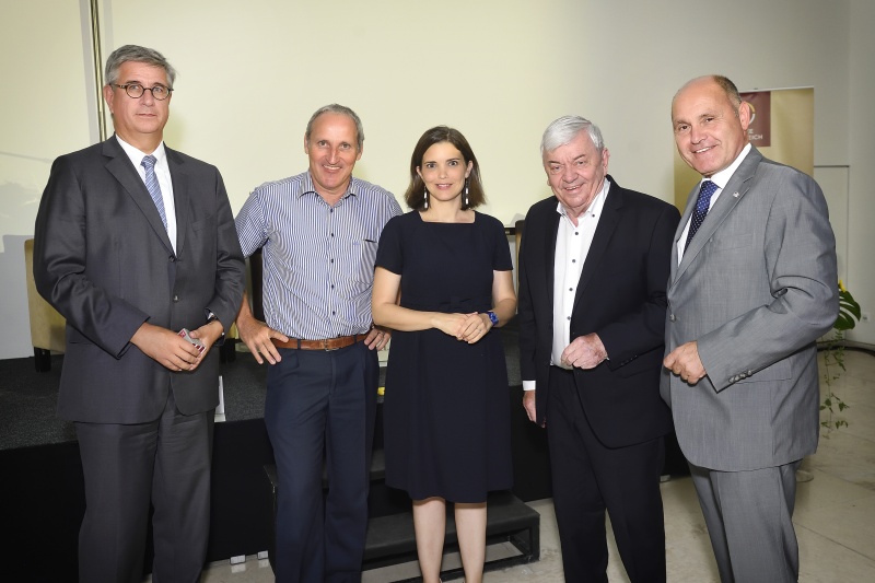 Von links: Generaldirektor Münze Österreich Gerhard Starsich, Astronaut Franz Viehböck, Moderation Claudia Schubert, Zeitzeuge Peter Nidetzky, Nationalratspräsident Wolfgang Sobotka (V)