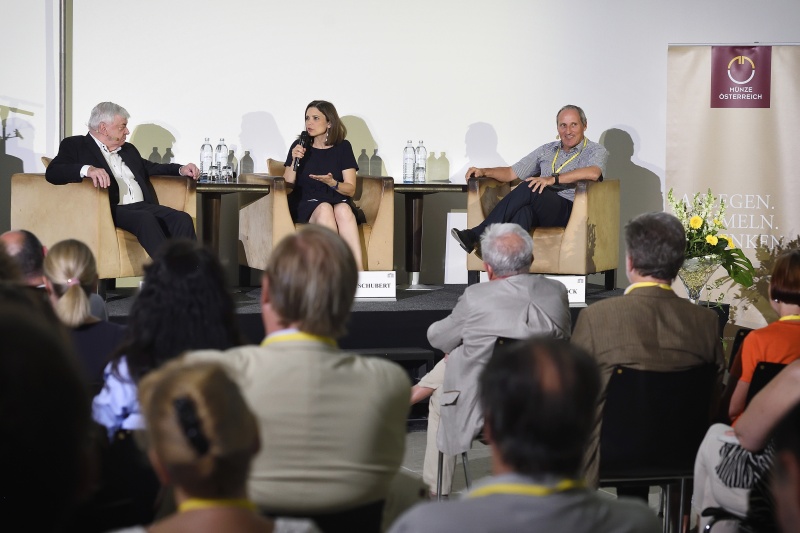 Von links: Zeitzeuge Peter Nidetzky, Moderation Claudia Schubert, Astronaut Franz Viehböck