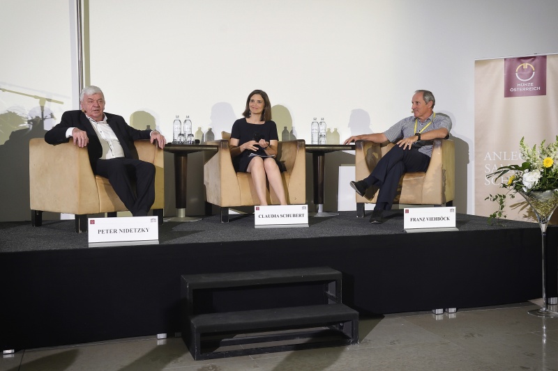 Von links: Zeitzeuge Peter Nidetzky, Moderation Claudia Schubert, Astronaut Franz Viehböck