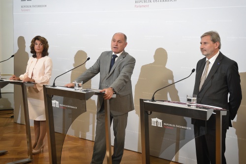 Von links: Bundeskanzlerin Brigitte Bierlein, Nationalratspräsident Wolfgang Sobotka (V), EU-Kommissar Johannes Hahn