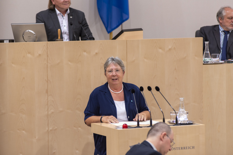 Abgeordnete Klara Neurauter (V) am Wort