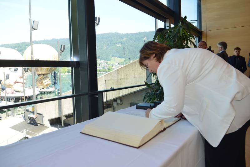 Marina Carobbio Guscetti beim Eintrag in das Gästebuch