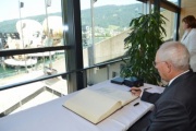 Wolfgang Schäuble beim Eintrag in das Gästebuch