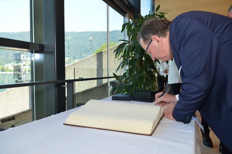 Fernand Etgen beim Eintrag in das Gästebuch