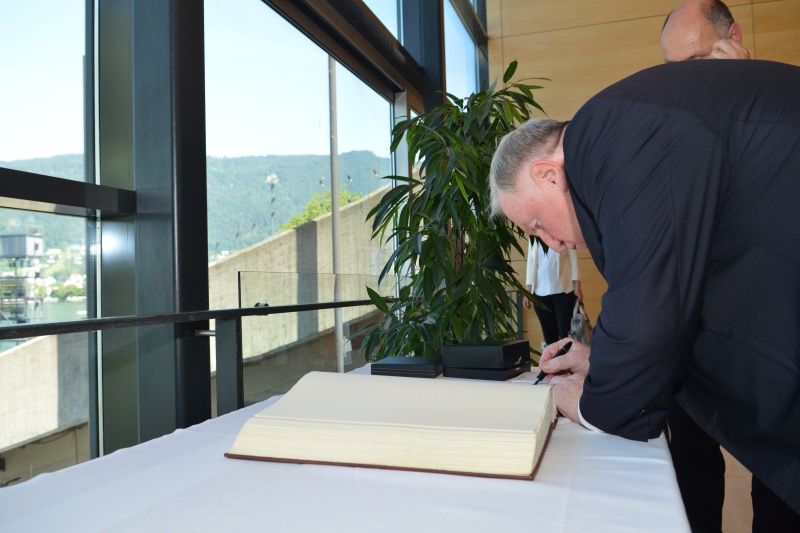 Karl-Heinz Lambertz beim Eintrag in das Gästebuch