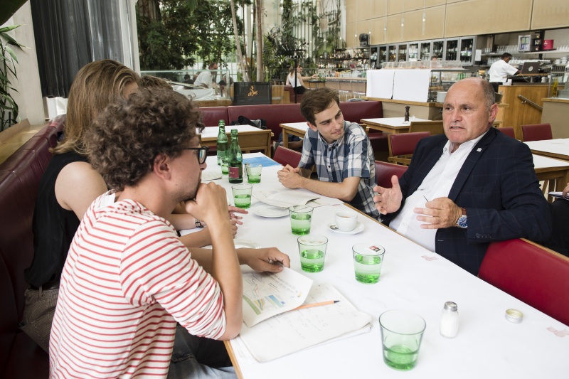 Nationalratspräsident Wolfgang Sobotka (V) diskutiert mit Friday for Future AktivistInnen