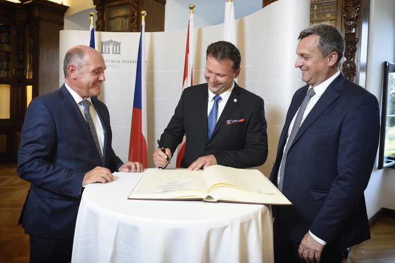 Eintrag ins Gästebuch. Von links: Nationalratspräsident Wolfgang Sobotka (V), Präsident der tschechischen Abgeordnetenkammer Radek Vondracek,  Präsident des slowakischen Nationalrates Andrej Danko