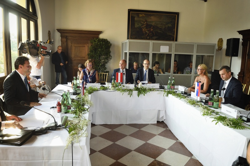 Arbeitsgespräch. Von links: Präsident der tschechischen Abgeordnetenkammer Radek Vondracek, Veranstaltungsteilnehmerin, Brigitte Brenner, Nationalratspräsident Wolfgang Sobotka (V), Florian Korczak, Veranstaltungsteilnehmerin, Präsident des slowakischen Nationalrates Andrej Danko