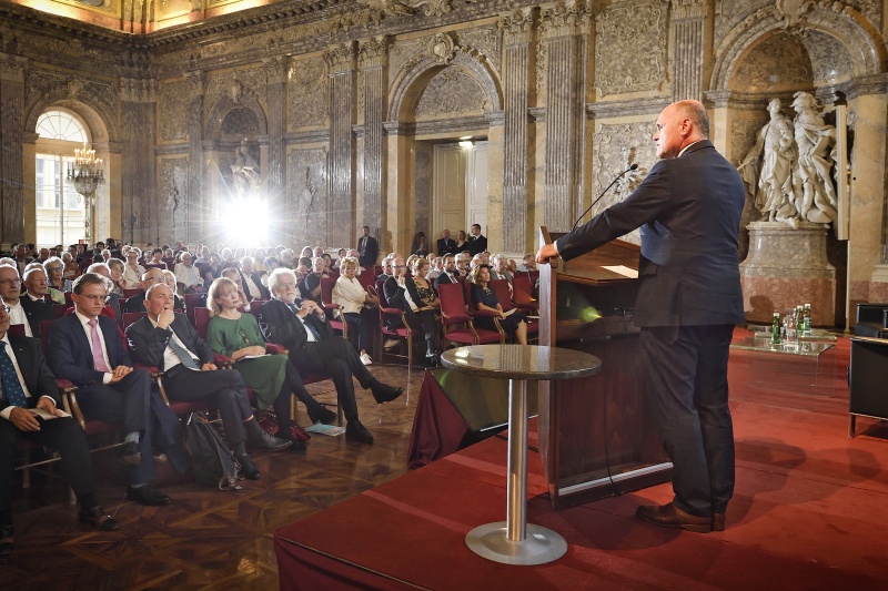 Grußworte von Nationalratspräsident Wolfgang Sobotka (V). Blick Richtung VeranstaltungsteilnehmerInnen