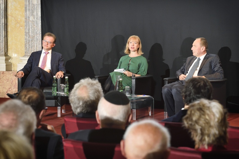 Podium von links: Professor am Institut für Geschichte der Universität Klagenfurt Dieter Pohl, Professorin am Institut für Osteuropäische Geschichte der Universität Wien Kerstin Susanne Jobst, Professor am Institut Institut für Geschichte des 20. Jahrhunderts der Universität Warschau Wlodzimierz Borodziej