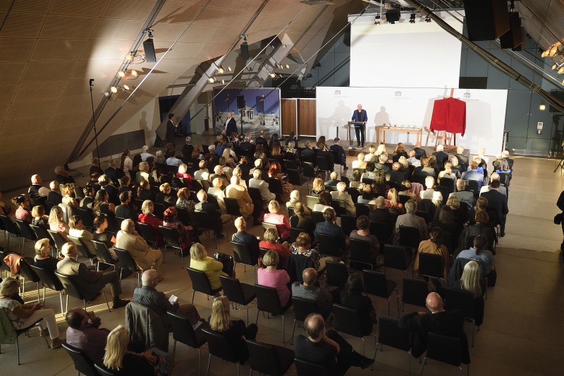 Organisator Lois Lammerhuber am Wort. Blick Richtung VeranstaltunsteilnehmerInnen
