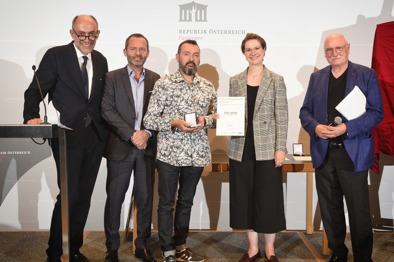 Von links: Journalist Peter-Matthias Gaede, Eric Falt, Preisträger Alain Laboile, Stephanie Harke, Organisator Lois Lammerhuber