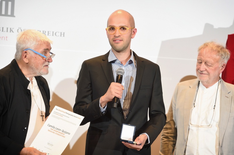 Von links: Werner Sobotka, Preisträger Camilo Leon-Quijano, Gerd Ludwig