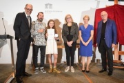 Von links: Journalist Peter-Matthias Gaede, Preisträger Alain Laboile, Preisträgerin Dune Laboile, Judit Havasi, Barbara Grötschnig, Organisator Lois Lammerhuber