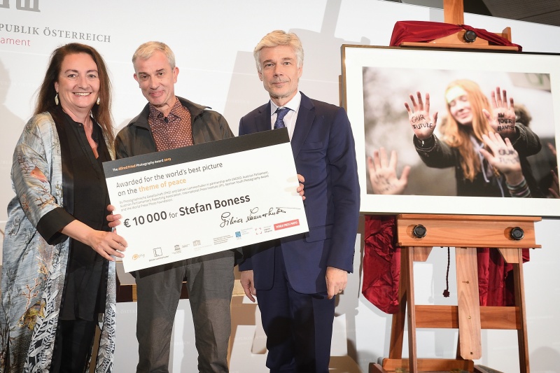 Von links: Silvia Lammerhuber, Preisträger Stefan Boness, Parlamentsdirektor Harald Dossi