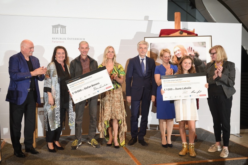 Von links: Organisator Lois Lammerhuber, Silvia Lammerhuber, Preisträger Stefan Boness, Vorsitzende der Jury des Alfred Fried Photography Award Hilde Sandvik, Parlamentsdirektor Harald Dossi, Judit Havasi, Preisträgerin Dune Laboile, Barbara Grötschnig,