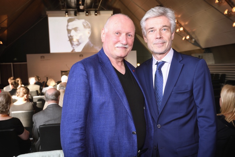 Von links: Organisator Lois Lammerhuber, Parlamentsdirektor Harald Dossi