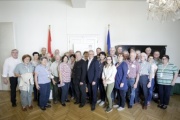 Gruppenfoto mit den VeranstaltungsteinehmerInnen und Bundesratspräsident Karl Bader (V)