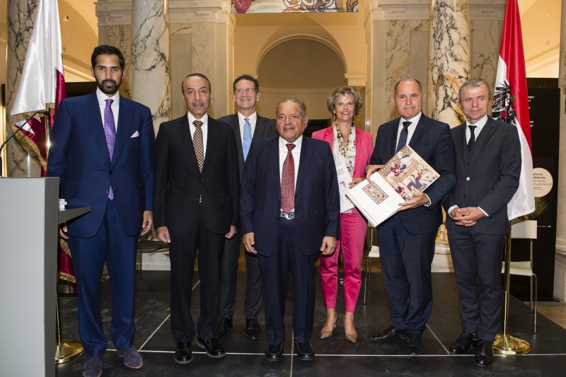 Ausstellungseröffnung im Weltmuseum Wien. Von links: Veranstaltungsteilnehmer, Botschafter Sultan Salmeen Almansouri, Veranstaltungsteilnehmer, Sheikh Faisal Bin Qassim Al Thani, Generaldirektorin KHM-Museumsverband Sabine Haag, Nationalratspräsident Wolfgang Sobotka (V), Direktor Weltmuseum Christian Schicklgruber