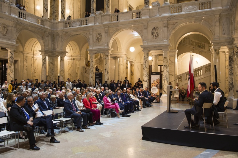 Ausstellungseröffnung im Weltmuseum Wien. Blick Richtung VeranstaltungsteilnehmerInnen