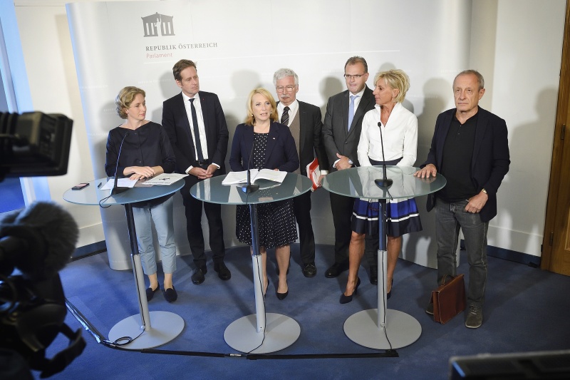 Von links: Nationalratsabgeordnete Stephanie Krisper (N), Nationalratsabgeordneter Kai Jan Krainer (S), Zweite Nationalratspräsidentin Doris Bures (S), Verfahrensrichter Eduard Strauss, Nationalratsabgeordneter Hans-Jörg Jenewein (F), Nationalratsabgeordnete Gabriela Schwarz (V), Nationalratsabgeordneter Peter Pilz (J)