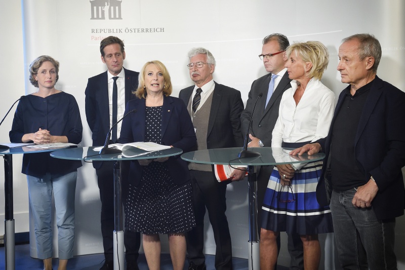 Von links: Nationalratsabgeordnete Stephanie Krisper (N), Nationalratsabgeordneter Kai Jan Krainer (S), Zweite Nationalratspräsidentin Doris Bures (S), Verfahrensrichter Eduard Strauss, Nationalratsabgeordneter Hans-Jörg Jenewein (F), Nationalratsabgeordnete Gabriela Schwarz (V), Nationalratsabgeordneter Peter Pilz (J)