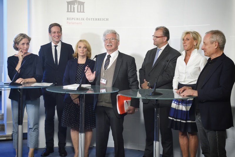 Von links: Nationalratsabgeordnete Stephanie Krisper (N), Nationalratsabgeordneter Kai Jan Krainer (S), Zweite Nationalratspräsidentin Doris Bures (S), Verfahrensrichter Eduard Strauss, Nationalratsabgeordneter Hans-Jörg Jenewein (F), Nationalratsabgeordnete Gabriela Schwarz (V), Nationalratsabgeordneter Peter Pilz (J)