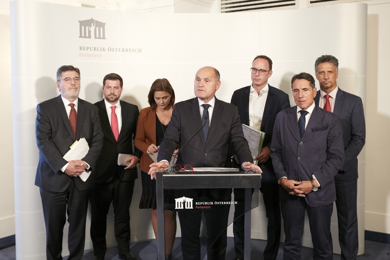 von links: Verfahrensrichter Ronald Rohrer, Nationalratsabgeordneter Michael Bernhard (N), Nationalratsabgeordnete Daniela Holzinger-Vogtenhuber (J), Nationalratspräsident Wolfgang Sobotka (V) am Wort, Nationalratsabgeordneter Andreas Ottenschläger (V), Nationalratsabgeordneter Reinhard Eugen Bösch (F), Nationalratsabgeordneter Rudolf Plessl (S)