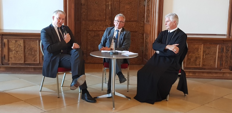 Von links: Landesrat Martin Eichtinger, Bundesratspräsident Karl Bader (V), Abt Columban Luser