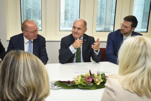 Nationalratspräsident Wolfgang Sobotka (V) (Mitte) im Gespräch mit den österreichischen Mitgliedern des Europäischen Parlaments