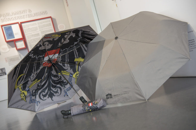 Regenschirm mit Adler