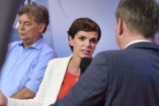 Von links: Werner Kogler (G), Nationalratsabgeordnete Pamela Rendi-Wagner (S), Moderator