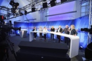 Von links: Sigrid Maurer (G), Nationalratsabgeordnete Irmgard Griss (N), Nationalratsabgeordnete Gabriele Heinisch-Hosek (S), Moderatorin, Andreas Khol, Andreas Mölzer, Maria Stern (J)