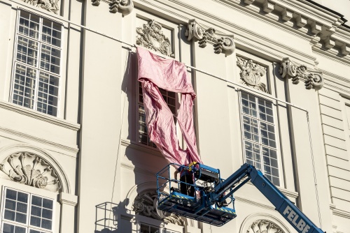 Hängung des Pink-Ribbon am Josefsplatz