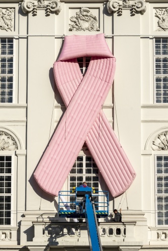 Hängung des Pink-Ribbon am Josefsplatz